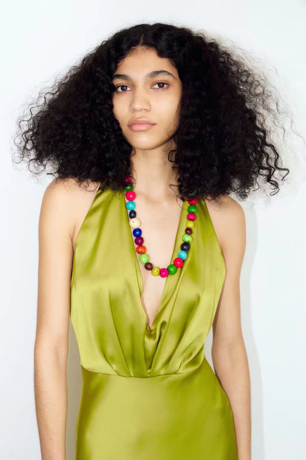 Vera Sırtı Açık Boyundan Bağlamalı Dokulu Saten Midi Elbise