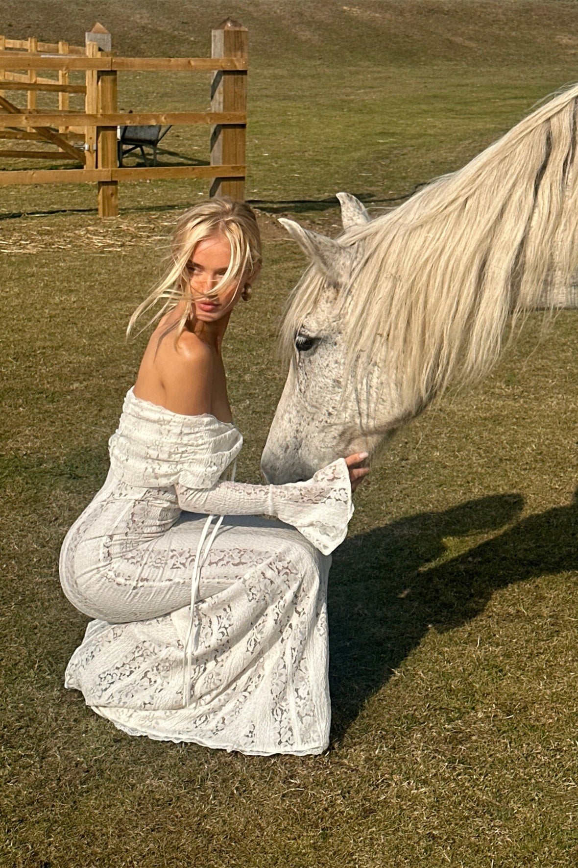 Emily Düşük Omuz Dantelli Maxi Elbise