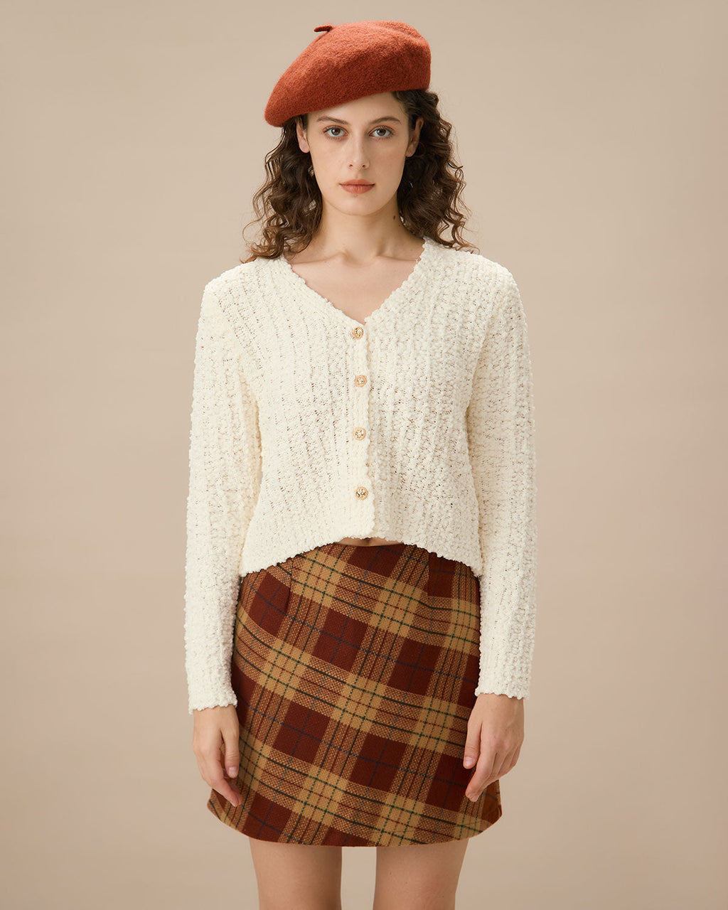 Beyaz V Yaka Tek Sıra Düğmeli Hırka